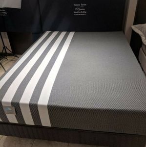 Complete  7pc queen  bedroom set